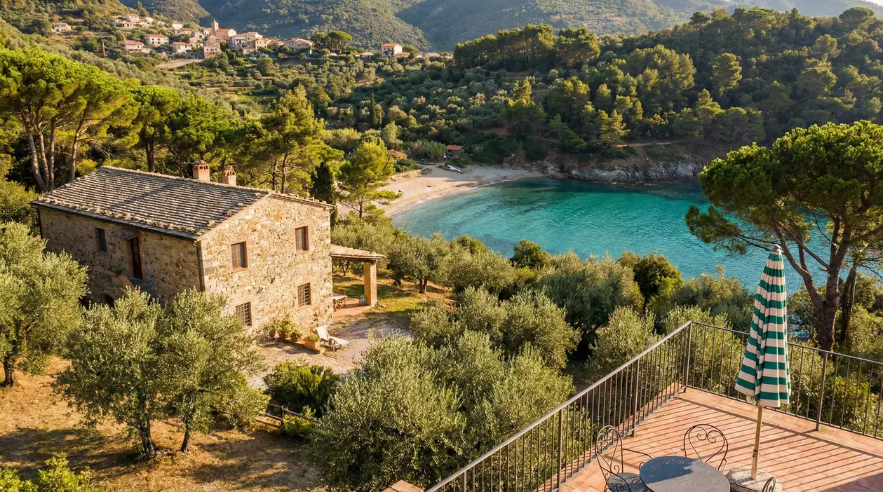 Casa in pietra tra ulivi e pini con vista su baia dal mare turchese e spiaggia tranquilla in Italia